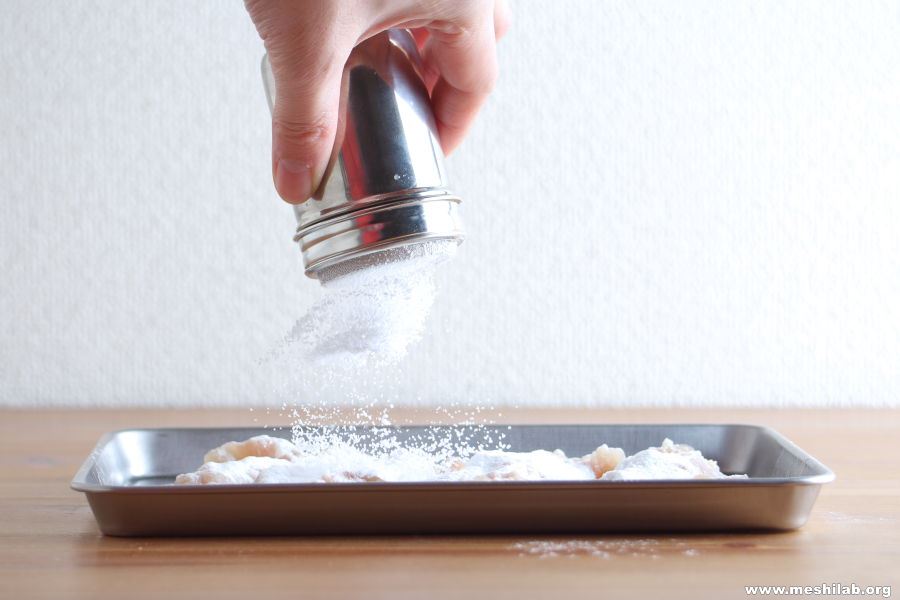 肉や魚に粉をまぶす理由は?