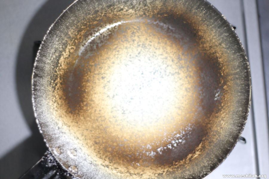 鉄フライパンに油返しをする理由は?
