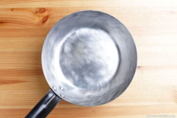 本来の鉄フライパンは銀色です