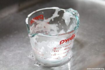 中性洗剤を使って耐熱ガラスのジャム瓶を洗う