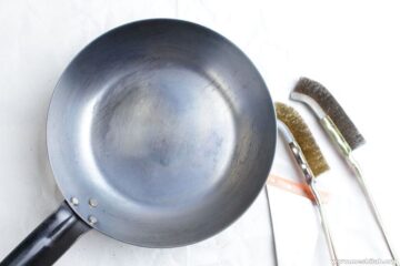 炭化した汚れを落とす
