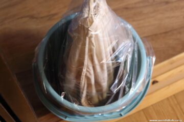 半日から1日間ほどの袋吊りで大方の柿酢が搾れます