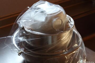 こし布袋ごとザルなどに入れて落し蓋などを当ててから重りを載せます