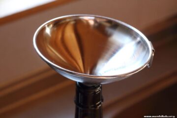 搾った柿酢は酒瓶などに入れて保存します